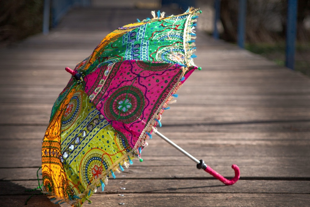 ein bunter Regenschirm auf einer Holzoberfläche