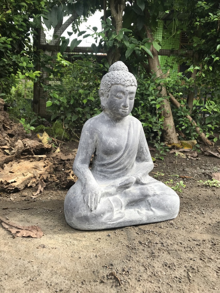 Sitzender 'Buddha' aus Ton grau, L 15 cm, B 23 cm, H 31 cm Aus Java